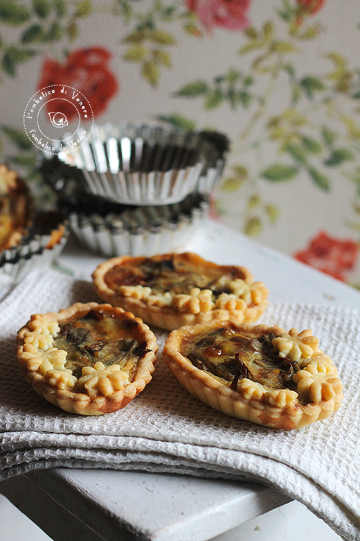 tartellette ai carciofi porri e camembert