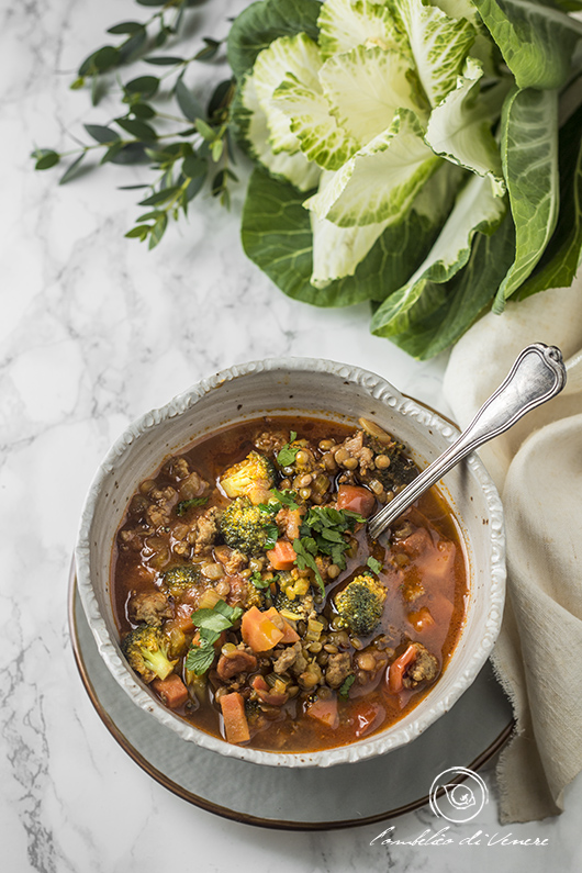 zuppa speziata di lenticchie salsiccia e broccoli
