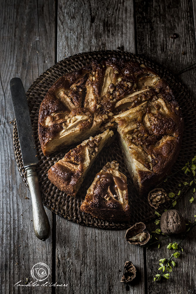 torta semi integrale alle mele con salsa mou e noci