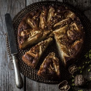 torta semi integrale alle mele con salsa mou e noci