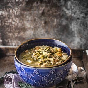 zuppa di topinambur e cavolo nero con avena e fagioli occhio nero