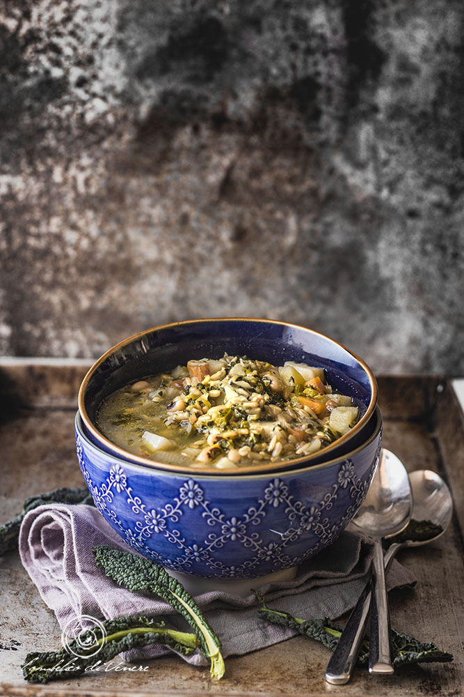 zuppa di topinambur e cavolo nero con avena e fagioli occhio nero