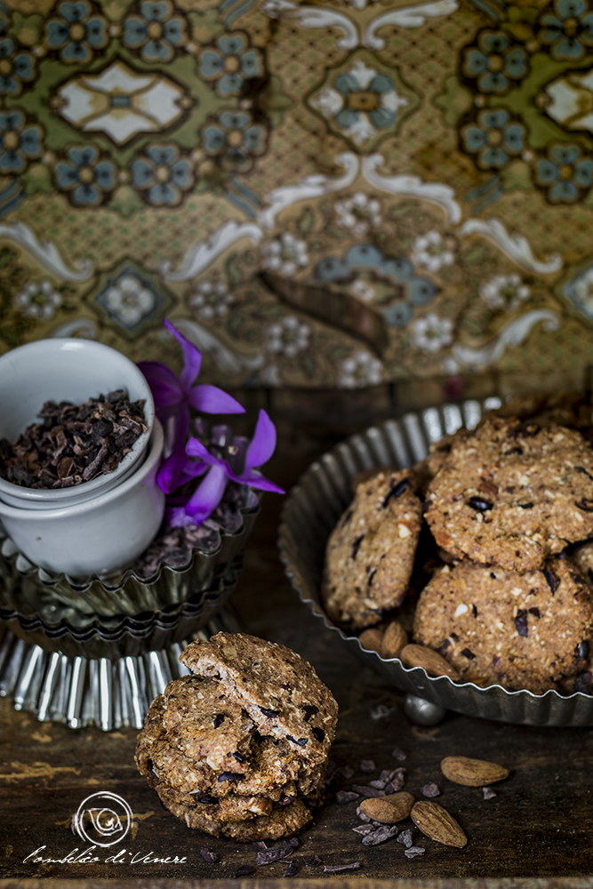 biscotti veg ai datteri, cocco, mandorle e fave di cacao tostate2b