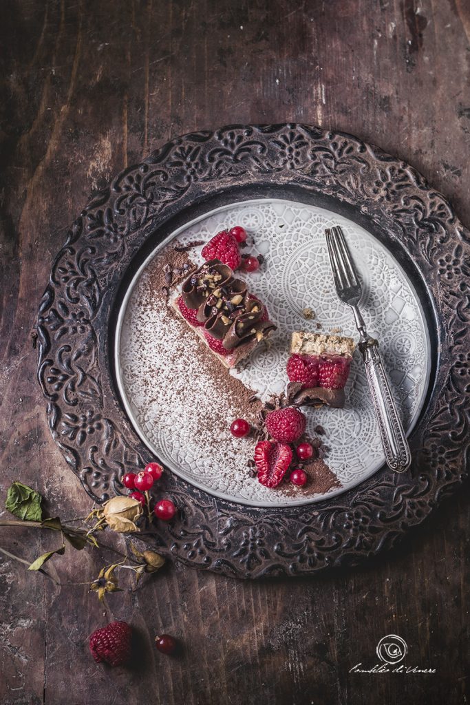 Cake veg ai lamponi e mousse fondente al sesamo e nocciole